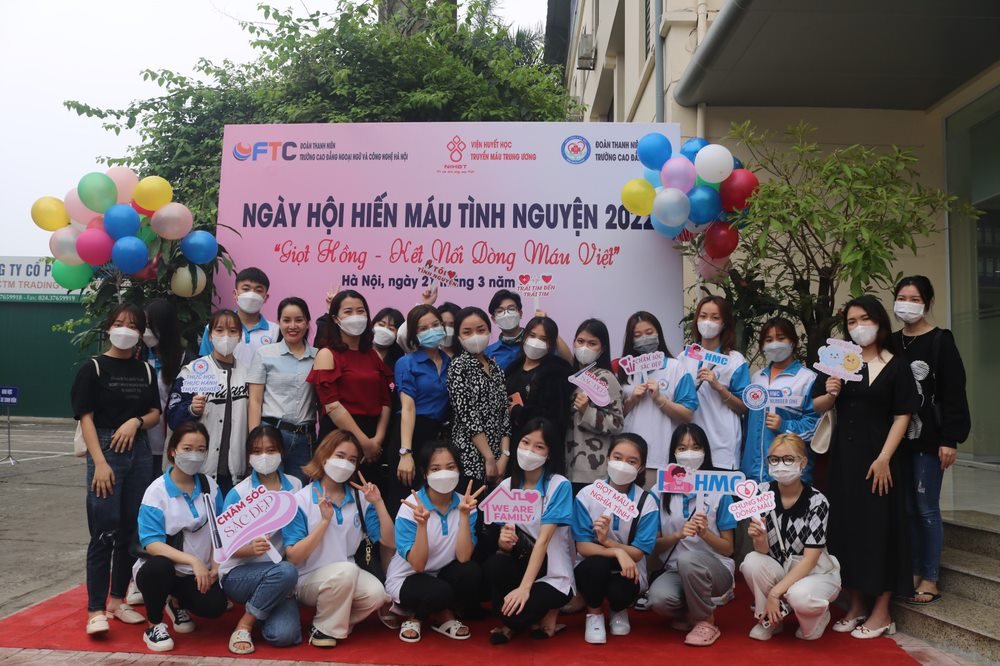 Thầy cô sinh viên khoa Chăm sóc sắc đẹp trường Cao đẳng Y Hà Nội tham gia hiến máu