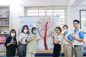 Sinh viên Trường Cao đẳng Y Hà Nội hưởng ứng ngày Quốc tế Điều dưỡng với phong trào “Đổi rác lấy cây”