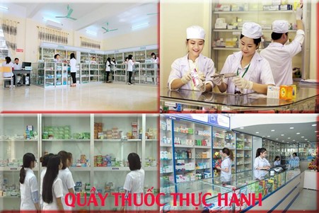 Sinh viên Cao đẳng Dược học thực hành bán thuốc tại Quầy thuốc thực hành