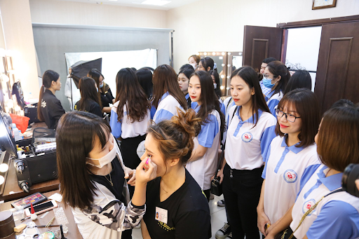 Sinh viên trong giờ thực hành ngành Chăm sóc sắc đẹp