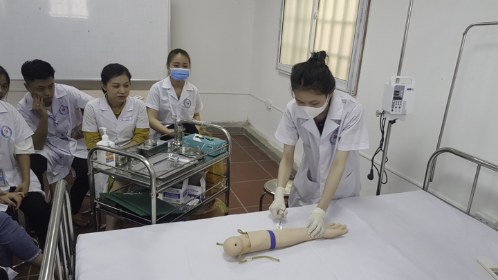 Sinh viên ngành Điều dưỡng trong giờ thực hành tại HMC