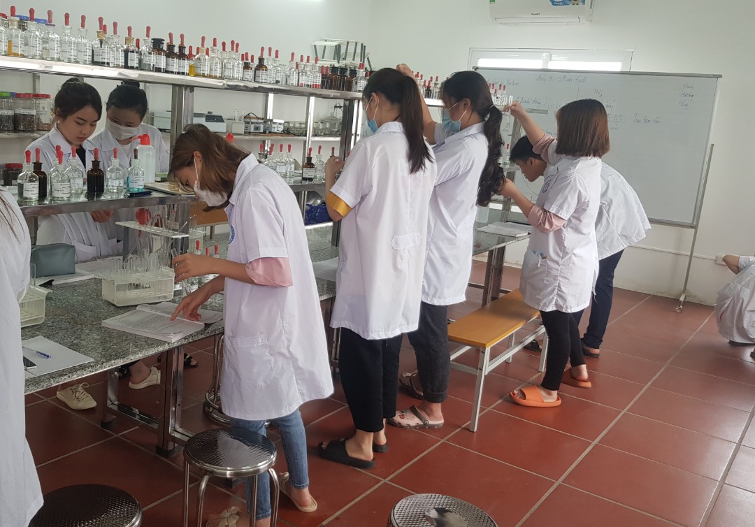 Sinh viên ngành Dược tại Trường Cao đẳng Y Hà Nội được thực hành 70% giúp nâng cao nghiệp vụ chuyên môn