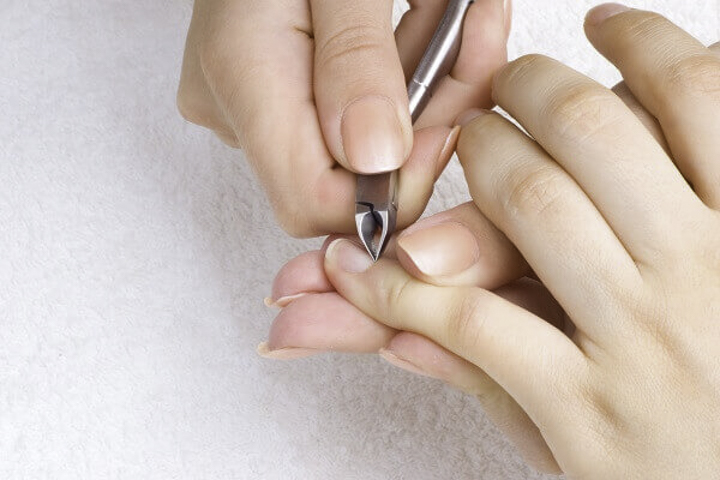 Để trở thành thợ làm nail cần phải biết lấy da thừa ở móng một cách chính xác