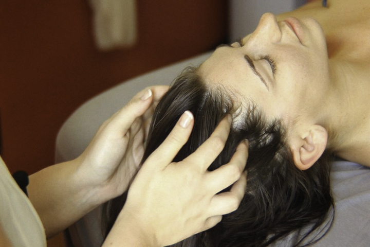 Gội đầu dưỡng sinh là sự kết hợp giữa massage và bấm huyệt trên da đầu