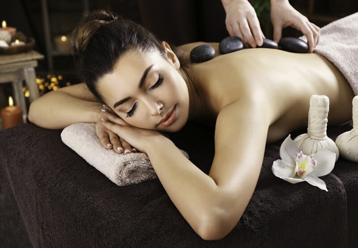 Massage đá nóng là liệu pháp điều trị nhẹ nhàng phù hợp mọi đối tượng