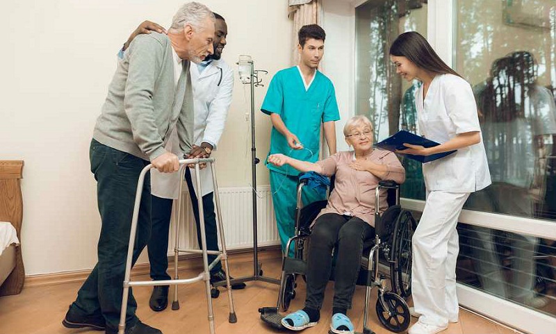 Điều dưỡng viên còn có thể làm việc ở các viện dưỡng lão