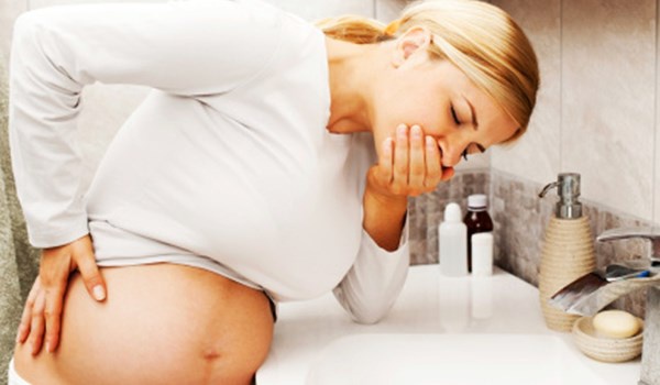 Phụ nữ mang thai thường hay có biểu hiện ốm nghén