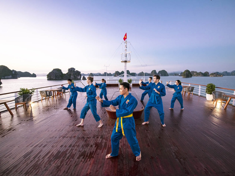 Người nước ngoài được hướng dẫn tập võ trên du thuyền ở Hạ Long