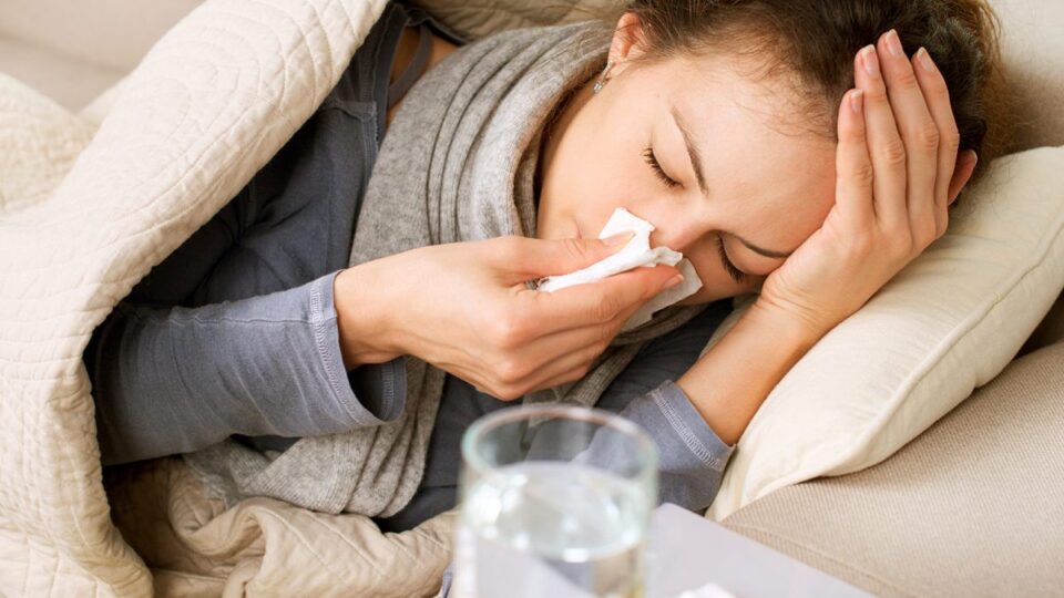 ảm lạnh và cảm cúm có thể gây biến chứng nguy hiểm, do vậy cần phòng bệnh tốt trong thời điểm giao mùa