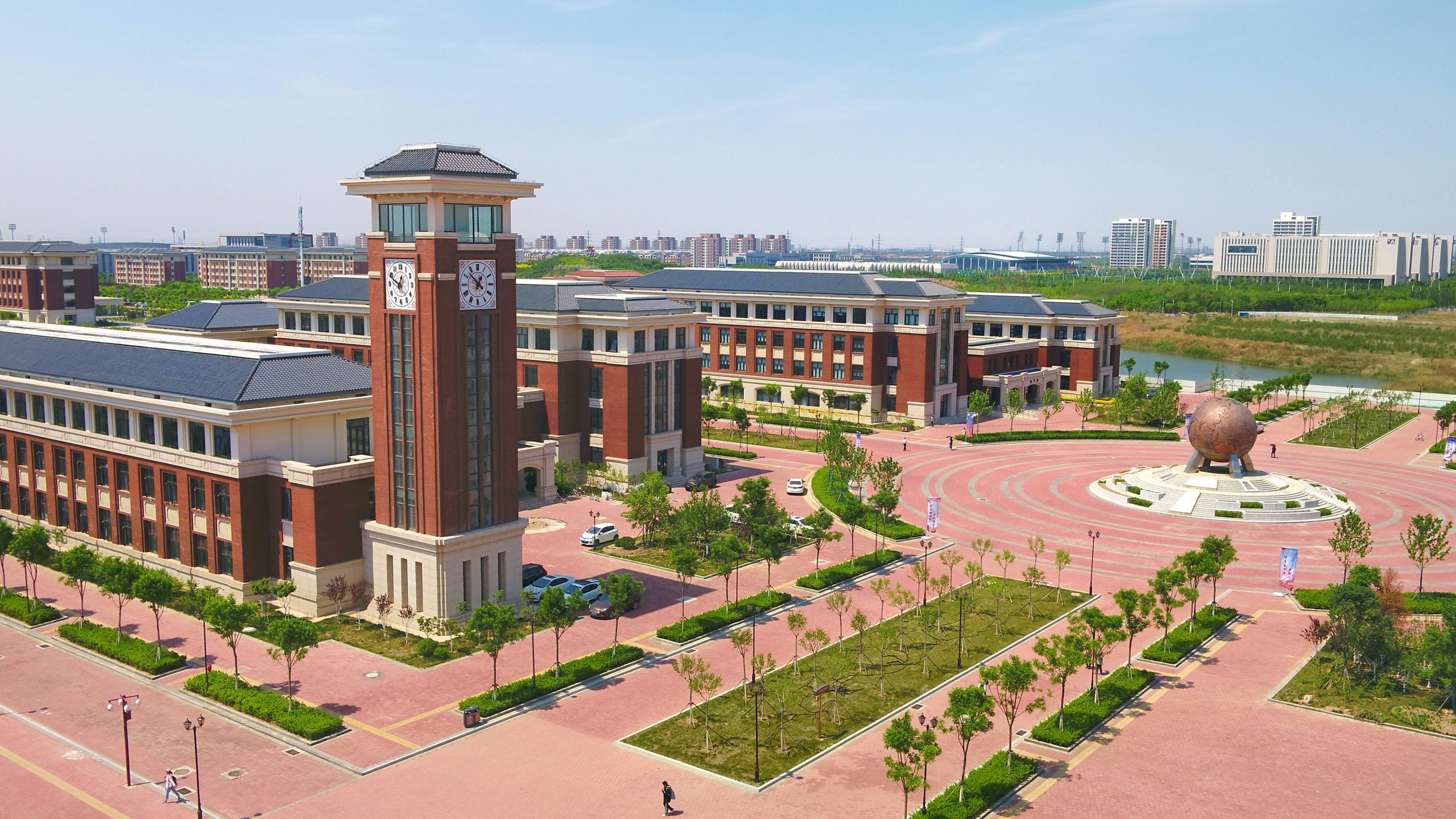 Khuôn viên trường Đại học Trung Y Dược Thiên Tân, đây là một trong những địa điểm đào tạo chuyên ngành Y học Cổ truyền lớn và hiện đại nhất Trung Quốc