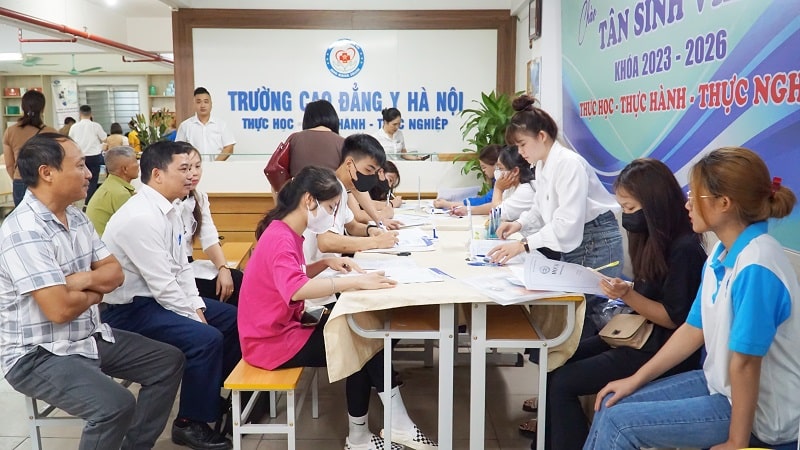 Phụ huynh và các thí sinh làm hồ sơ nhập học tại trường Cao đẳng Y Hà Nội
