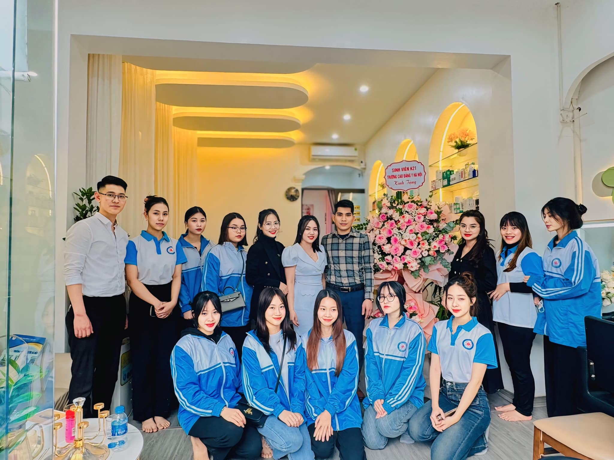 Đại diện Nhung Spa chụp ảnh lưu niệm cùng các cô trò khoa Chăm sóc sắc đẹp trường Cao đẳng Y Hà Nội