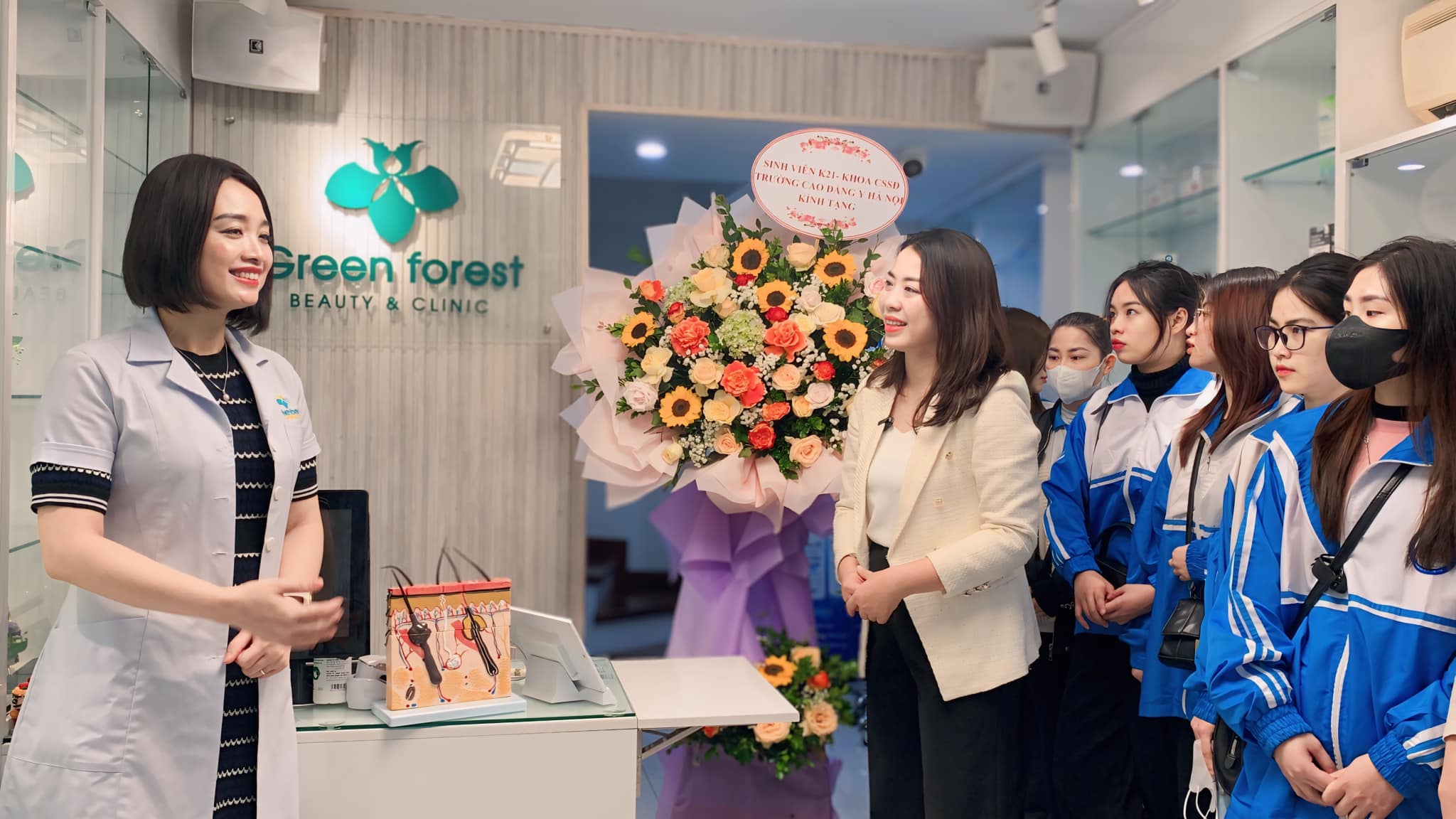 Đại diện Green Forest cùng các cô trò khoa Chăm sóc sắc đẹp trường Cao đẳng Y Hà Nội