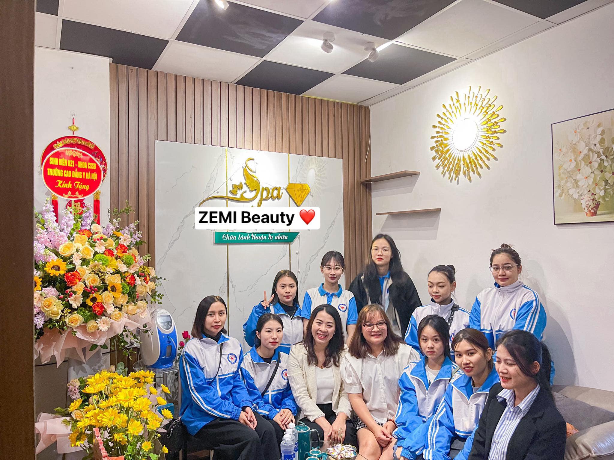 Đại diện Zemi beauty chụp ảnh lưu niệm cùng các cô trò khoa Chăm sóc sắc đẹp trường Cao đẳng Y Hà Nội